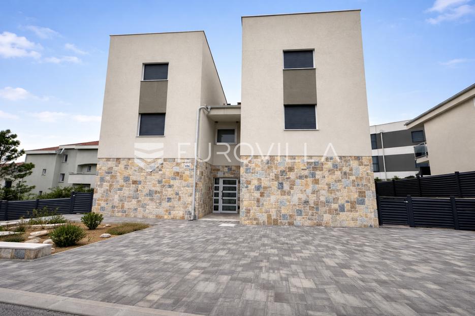 63ec89ada8bd116702c4eb9dd82dd8b7.jpg